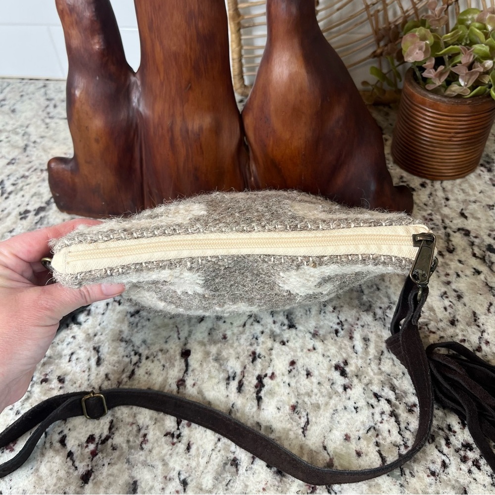 Woven Gray & Cream Crossbody Bag with Tassel - Picture 4 of 12